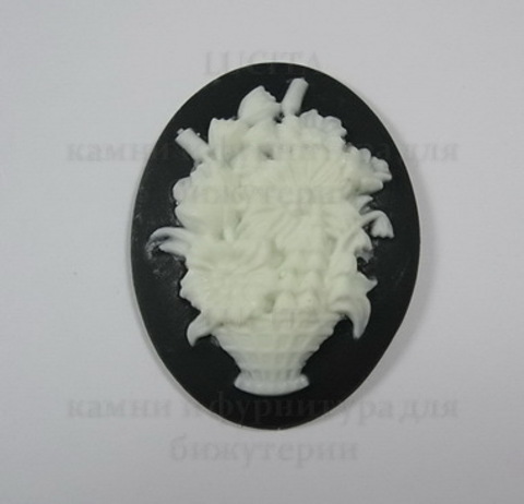 Камея "Корзина с цветами " белого цвета  на черном фоне 40х30 мм ()