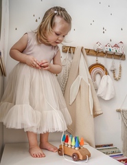 Машинка с 10 пассажирами в разноцветных фетровых колпачках