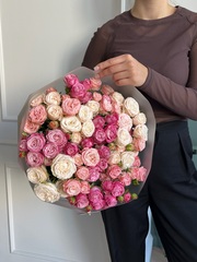 Моно букет из кустовых пионовидных роз