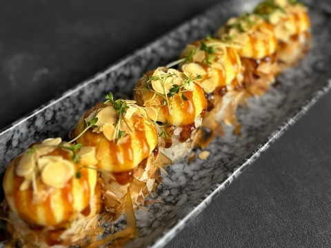 Запеченный ролл с угрем под соусом «пармезан»