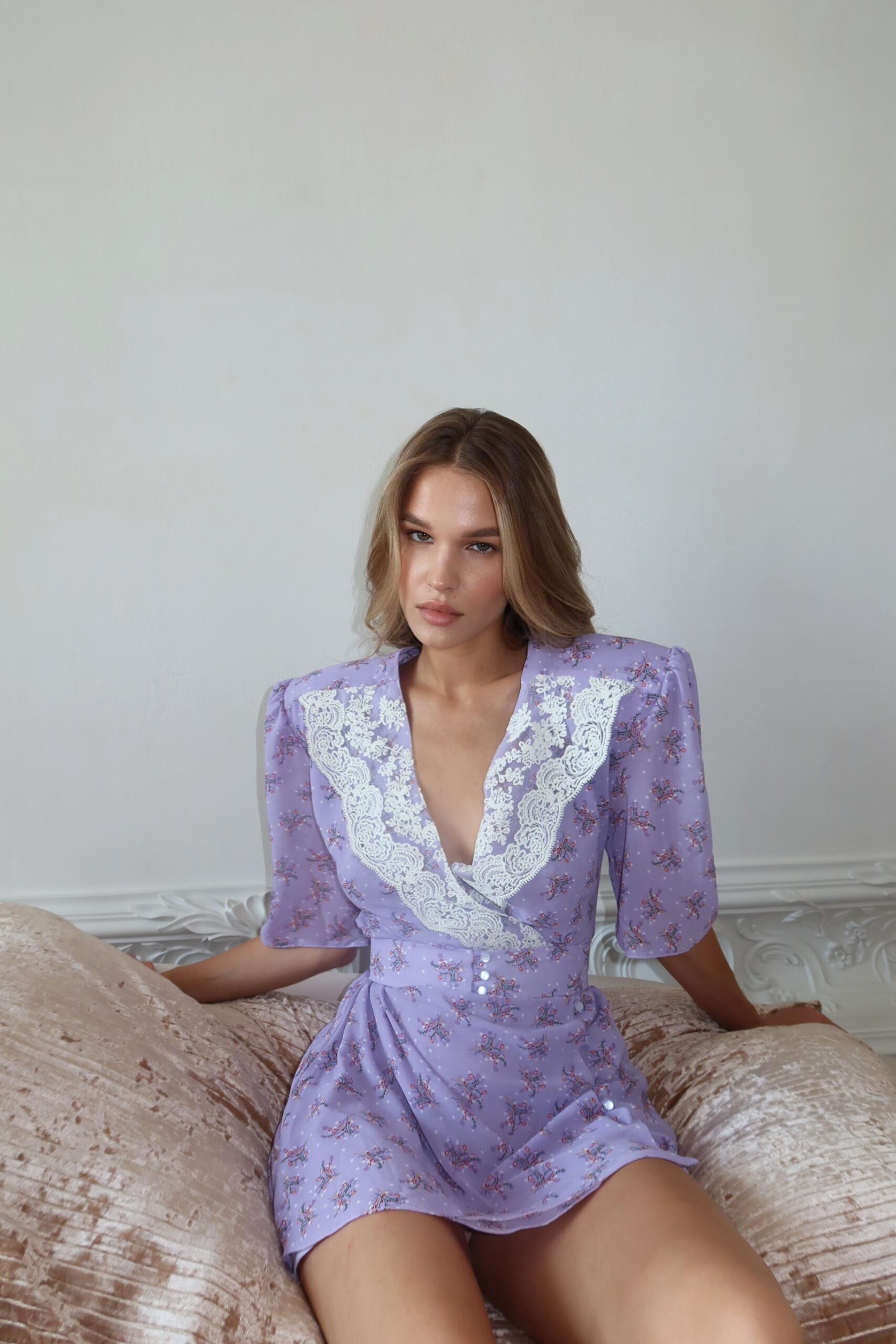 Платье мини с кружевом и цветочным принтом