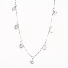 Колье из серебра 925 пробы с подвесками из круглых, завальцованых фианитов