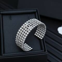 braslet-manzheta-s-vstavkami-iz-kristallov-chanel