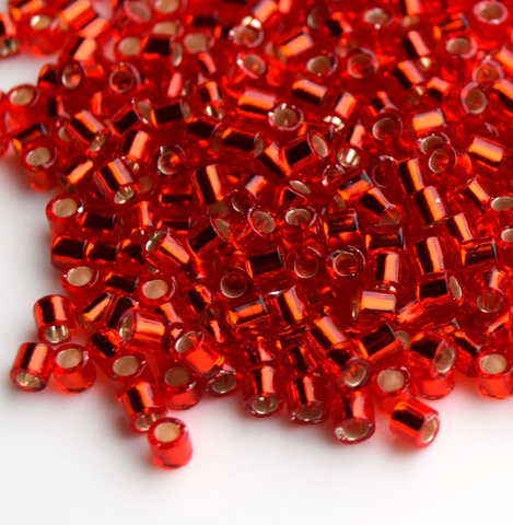 DB-0043 Бисер цилиндрический Миюки делика 11/0 Красный огненный прозрачный с серебристой линией внутри /Miyuki delica 11/0 Silverlined Flame Red