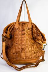 Женская большая плетеная сумка цвета whisky