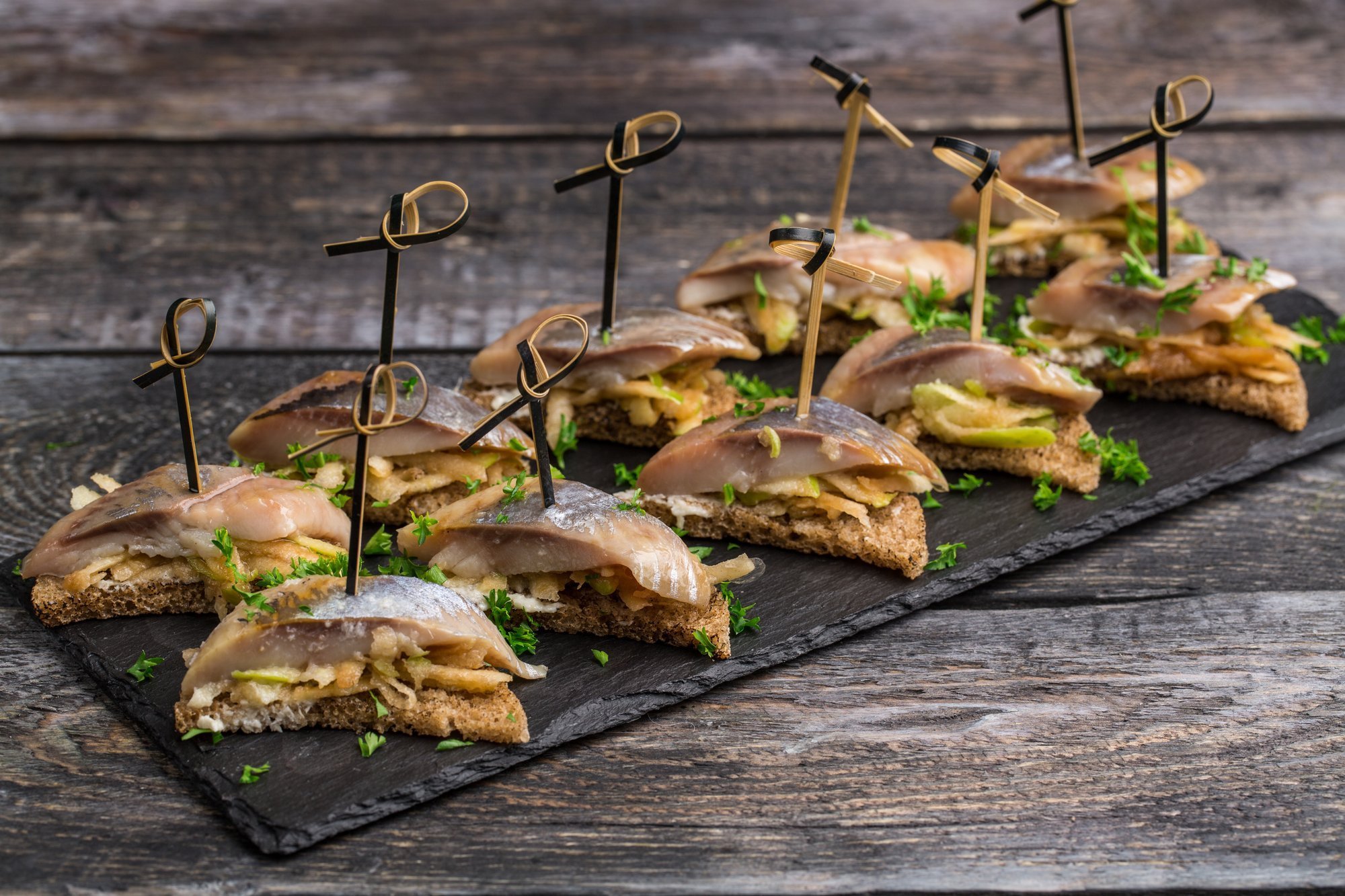 Канапе для фуршета зеленое яблоко с сельдью заказать по цене 1 650 ₽ с ...