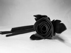Черная кожаная плеть с лаковой розой в рукояти - 40 см. - 
