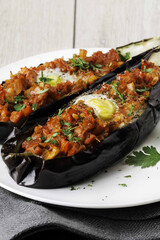 Фаршированные баклажаны с сулугуни, луком и томатами