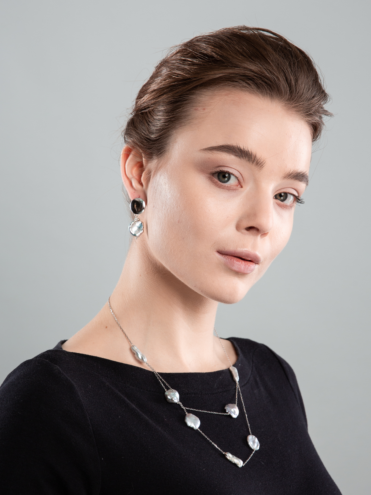 Серебряное колье из серого жемчуга барокко