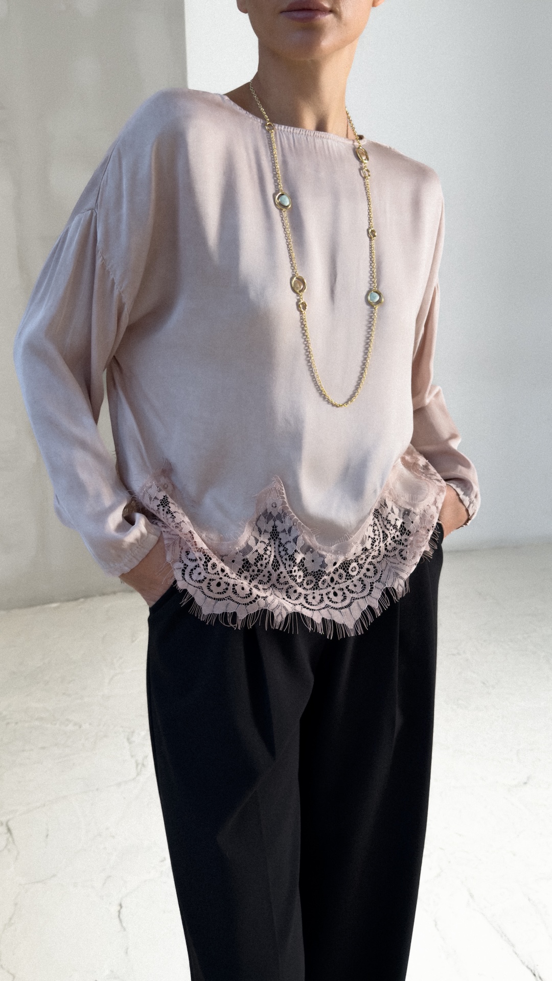 Топ свободного кроя с широким кружевом по краю