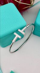 Браслет Т из серебра 925 пробы с фианитами и эмалью в стиле Tiffany