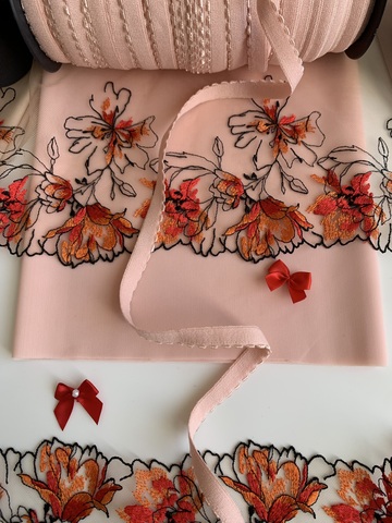 Вышивка на сетке бежевая/оранжевая (правая) 15 см