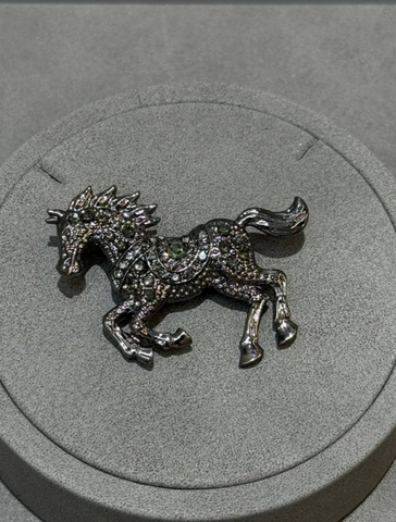 brosh-loshad-s-cvetnymi-kristallami-simvol-2026-goda