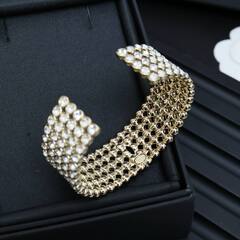 braslet-manzheta-s-vstavkami-iz-kristallov-chanel