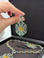 30430- Комплект украшений колье + серьги в стиле BVLGARY с зелеными и желтыми камнями