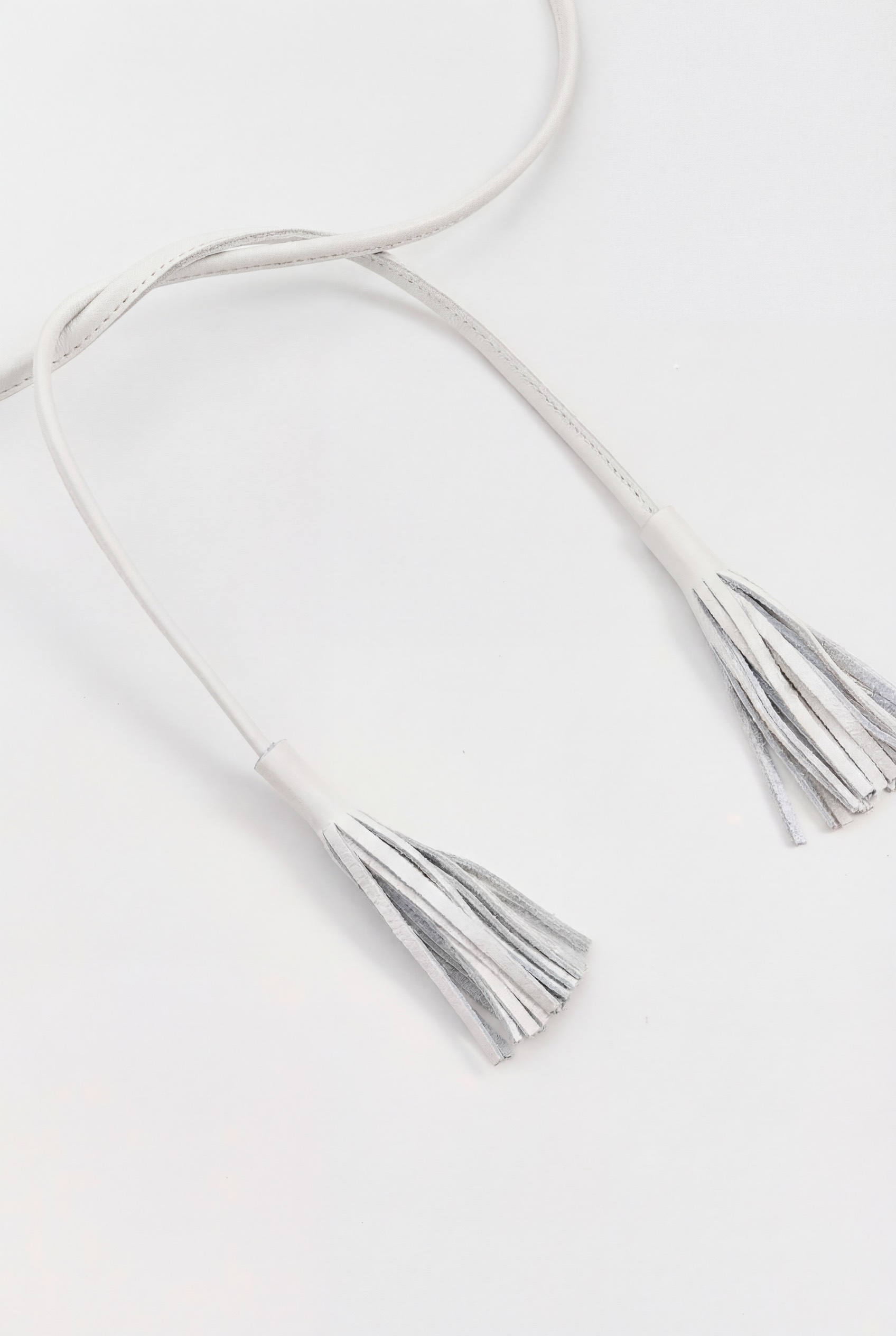 Пояс-шнурок с кисточками  из натуральной кожи, белый