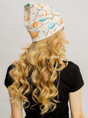 Женская шапочка бини с пирожным Макаронс на кремовом фоне