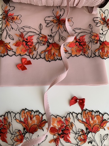 Вышивка на сетке бежевая/оранжевая (правая) 15 см