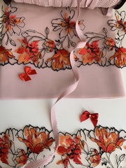 Вышивка на сетке бежевая/оранжевая (правая) 15 см