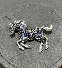 brosh-loshad-s-cvetnymi-kristallami-simvol-2026-goda