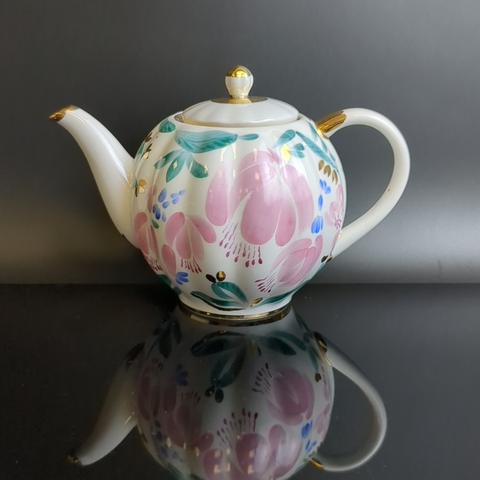 Чайник фарфоровый заварочный из сервиза "Тюльпаны", автор формы С.Е. Яковлева, автор рисунка Л.И. Григорьева, роспись, ЛФЗ, винтаж СССР 1970-1990 гг