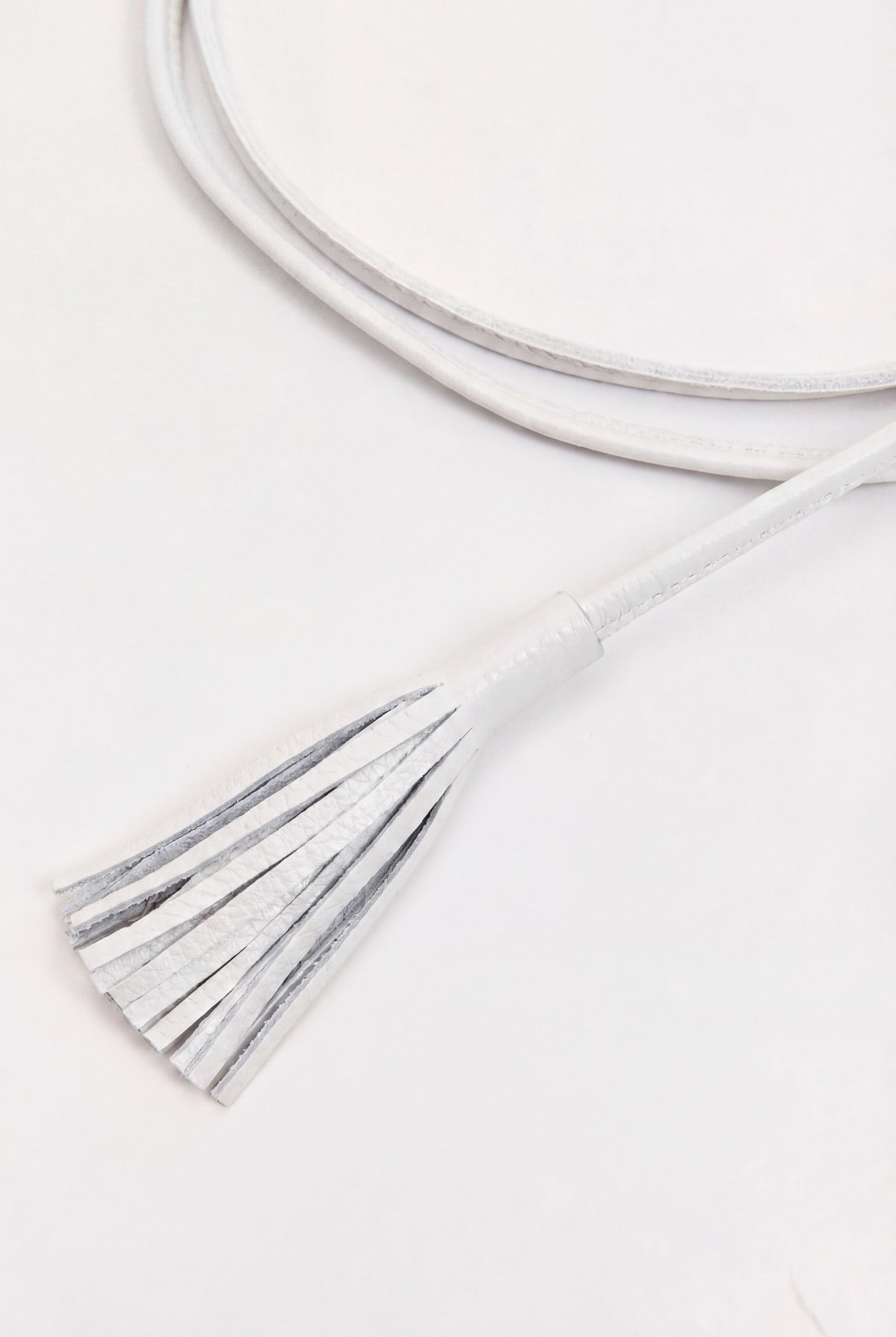 Пояс-шнурок с кисточками  из натуральной кожи, белый