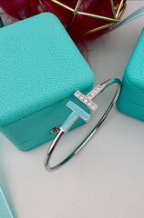 Браслет Т из серебра 925 пробы с фианитами и эмалью в стиле Tiffany