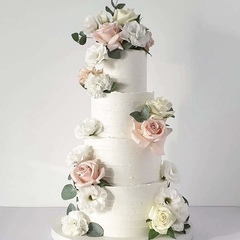 Свадебный торт без мастики с живыми цветами