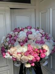 Гранд букет из яркой кустовой пионовидной розы и хризантемы