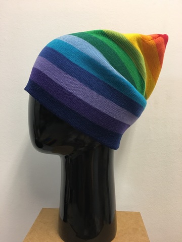 Зимняя двухслойная удлиненная шапочка с радужными полосками. Верх - бордово-малиновый, низ шапочки - темно-фиолетовый.