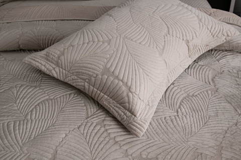 Покрывало 240х260 и 2 наволочки Sofi De MarkO Ноэль кремовое