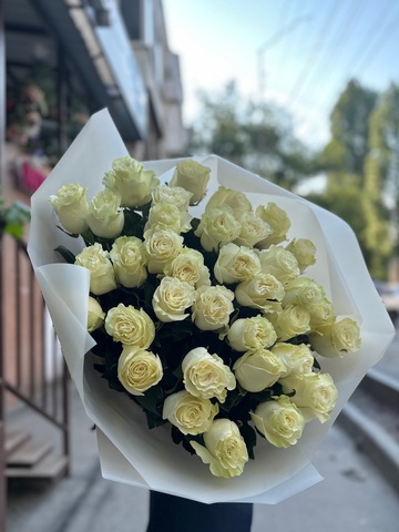 35 белых роз Мондиаль (англ. Rose Mondial) /Цветы луны