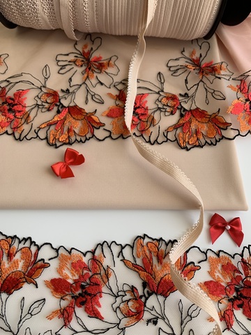 Вышивка на сетке бежевая/оранжевая (правая) 15 см