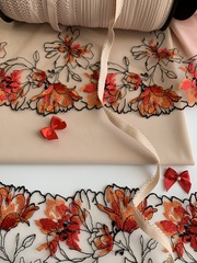 Вышивка на сетке бежевая/оранжевая (правая) 15 см