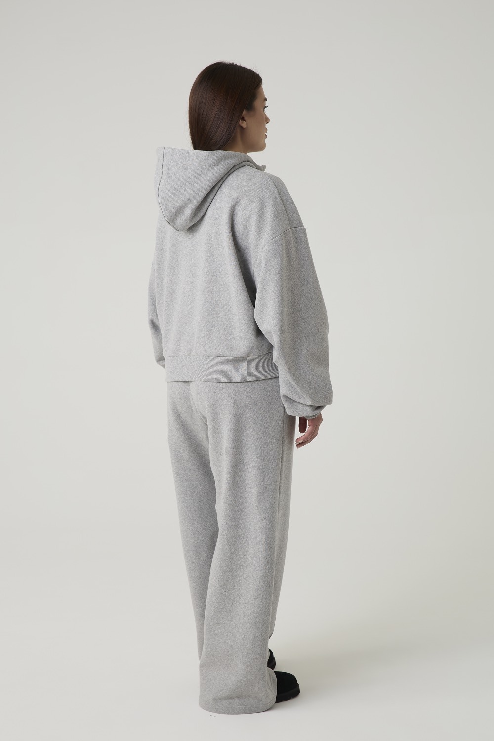 Брюки широкие со стрелками из футера, серый меланж