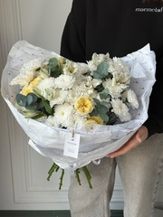 Букет из кустовых пионовивидных роз, хризантемы, альстромерии и эвкалипта