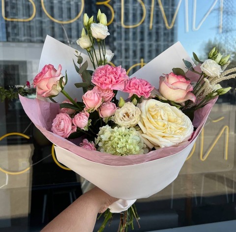 Букет из роз, эустомы и гортензии