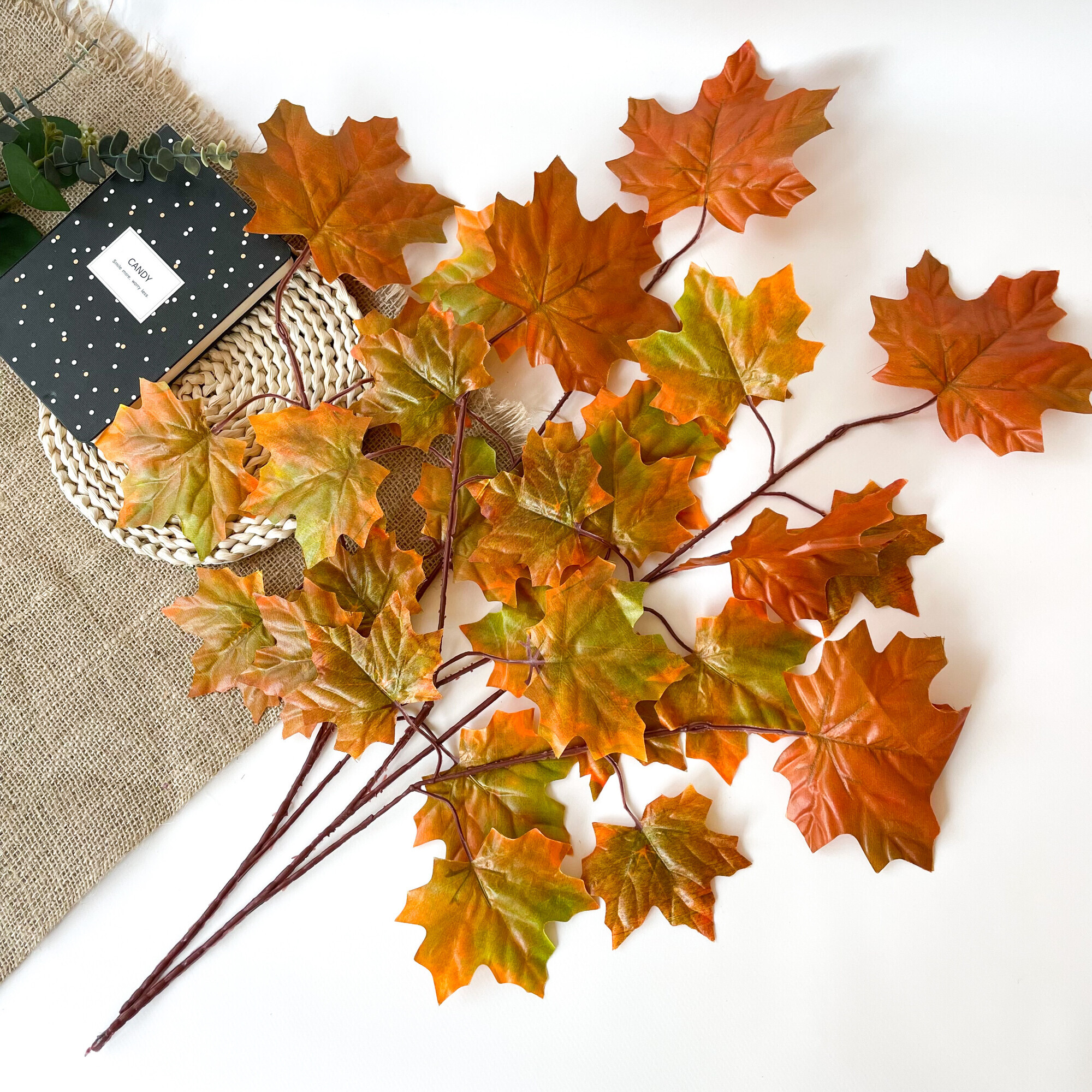 Поделка - Осенний букет своими руками (из листьев и шишек)