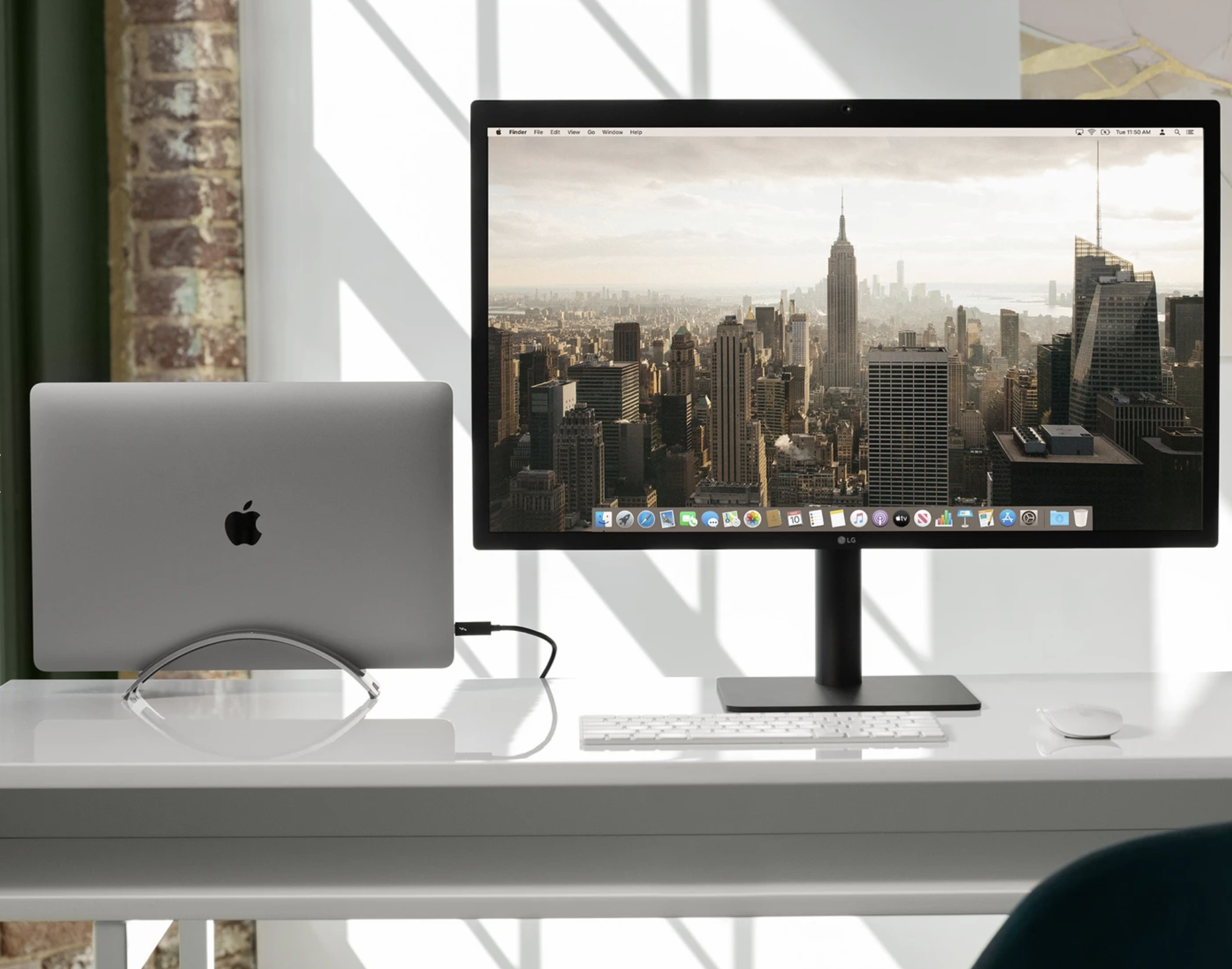 Ноутбук вертикальный экран. Mac Pro 2020 с монитором. Макбук Эйр монитор. IMAC 2020. IMAC 27 2020.