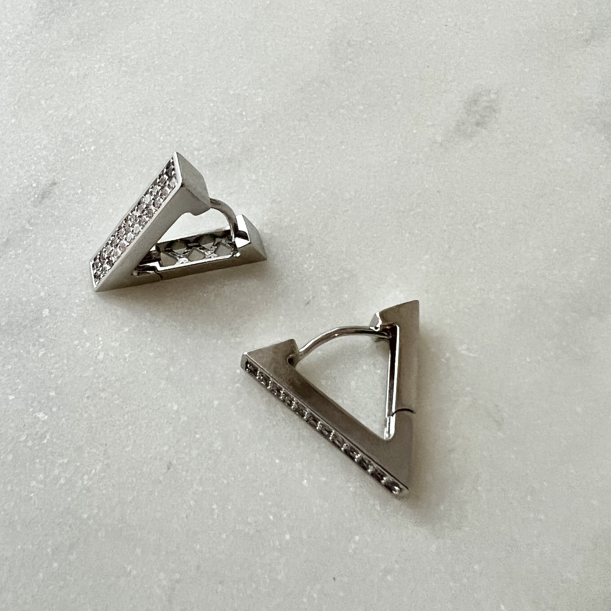 Серьги-хагги Треугольники с цирконами 1,5 см (серебристый)