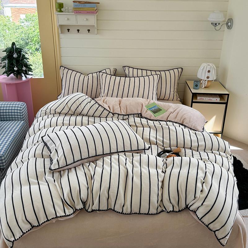 Постельное белье ЕВРО (двуспалка) Велюр Беж в черную полоску