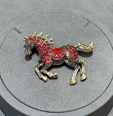 brosh-loshad-s-cvetnymi-kristallami-simvol-2026-goda