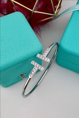 Браслет Т из серебра 925 пробы с фианитами и эмалью в стиле Tiffany