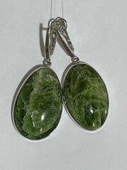 Хромдиопсид (серьги из серебра)