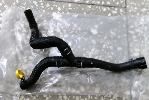 ПАТРУБОК ПЕЧКИ CRUZE D4 ВЫПУСКНОЙ (НИЖНИЙ - С ТРОЙНИКОМ) GM