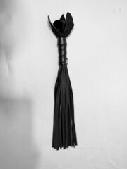 Черная кожаная плеть с лаковой розой в рукояти - 40 см. - 
