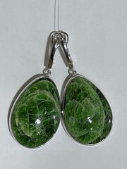 Хромдиопсид (серьги из серебра)