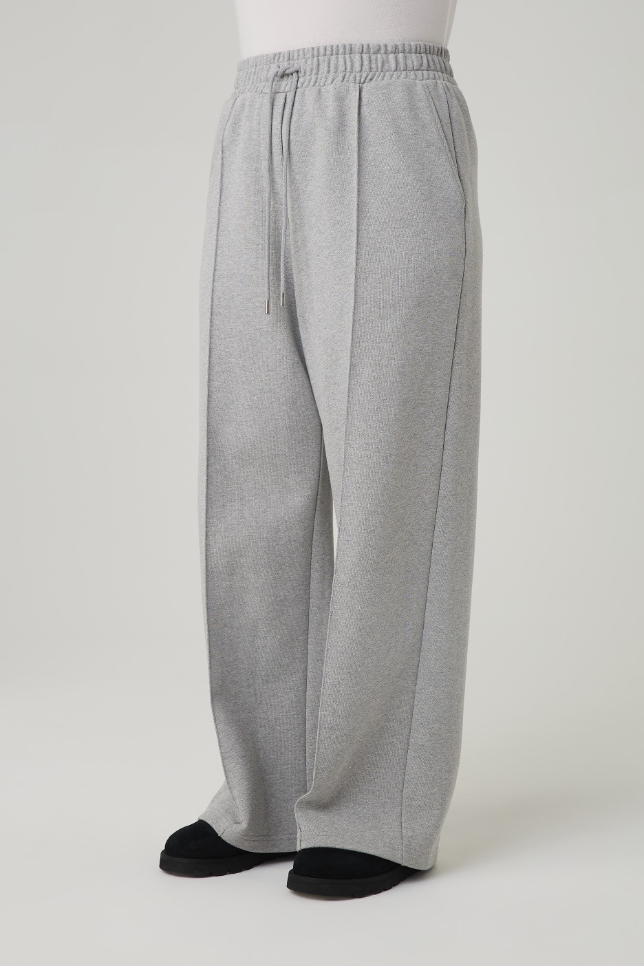 Брюки широкие со стрелками из футера, серый меланж