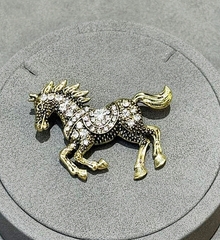 brosh-loshad-s-cvetnymi-kristallami-simvol-2026-goda