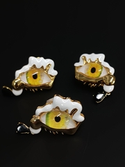 sergi-kolco-cloud-with-eye-zheltyj-glaz-v-stile-schiaparelli-s-beloj-ehmalyu